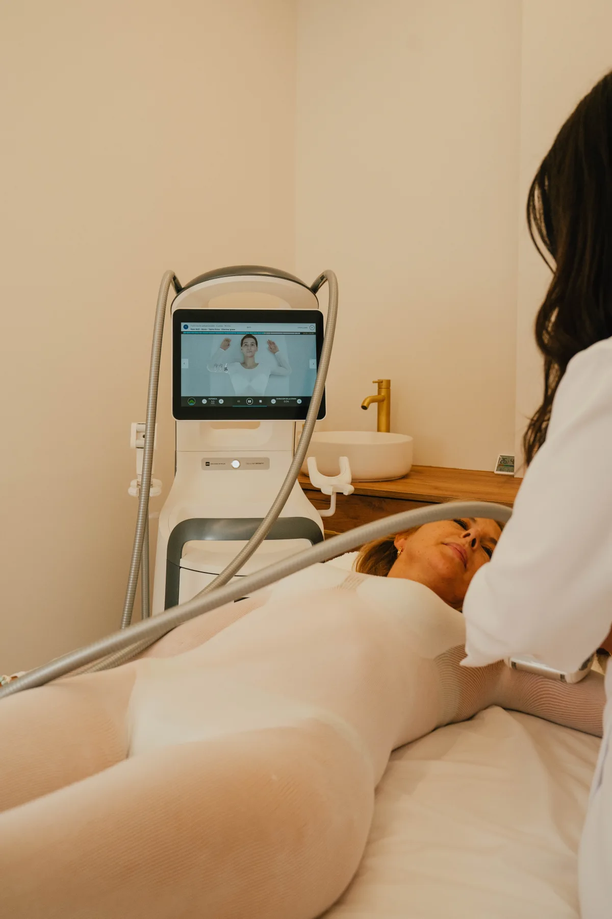 Sesión de Medicina Estética Corporal en The Noor Clinic