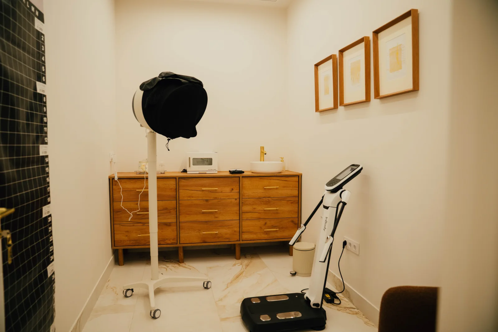 Sala de valoración y tecnología de The Noor Clinic