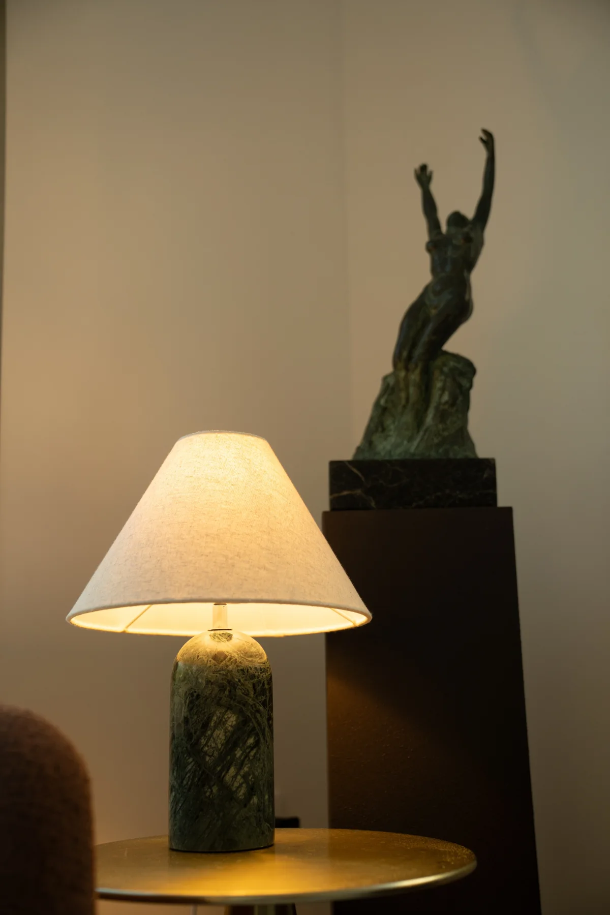 Detalle de iluminación y escultura de The Noor Clinic