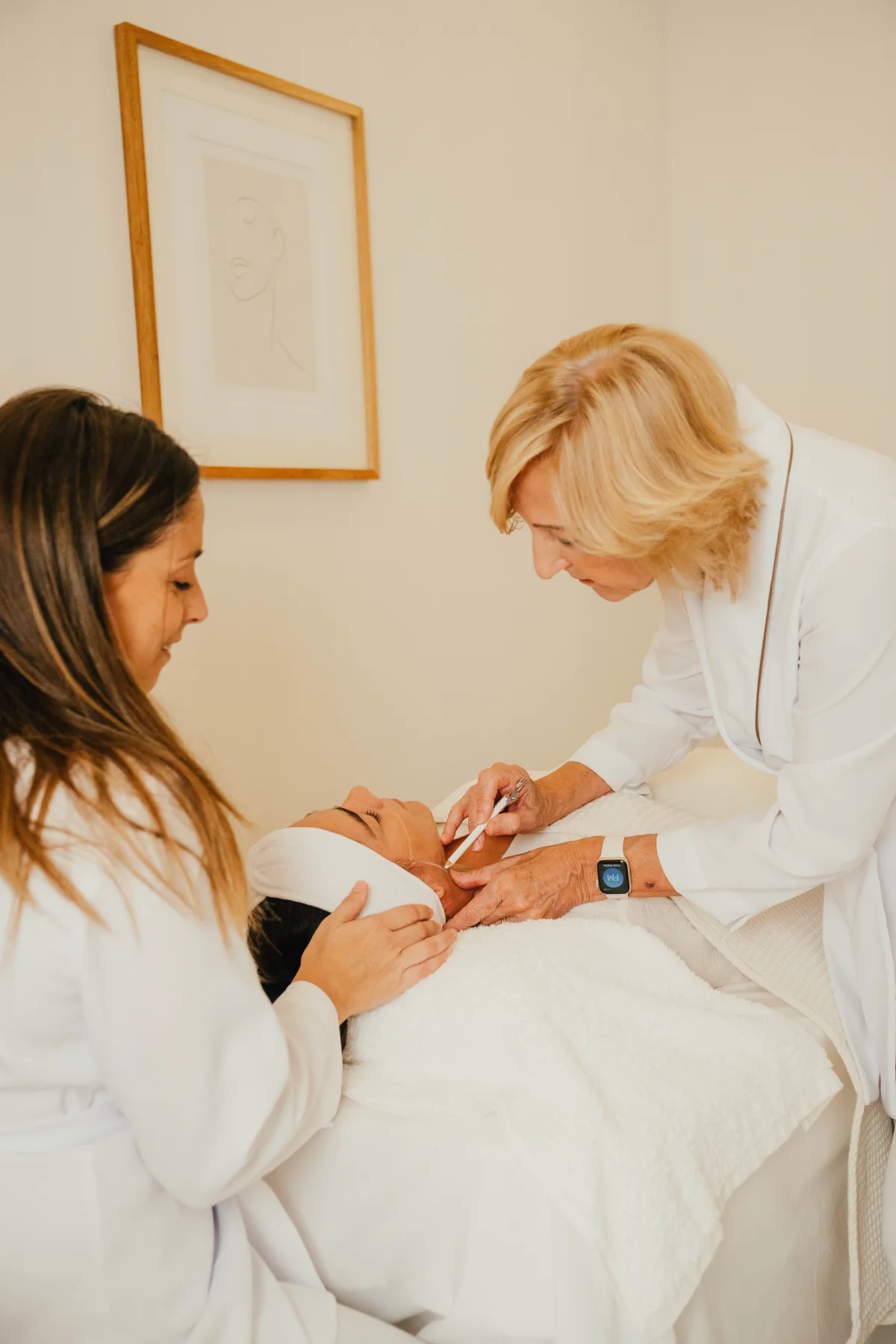 Profesional de The Noor Clinic durante un procedimiento