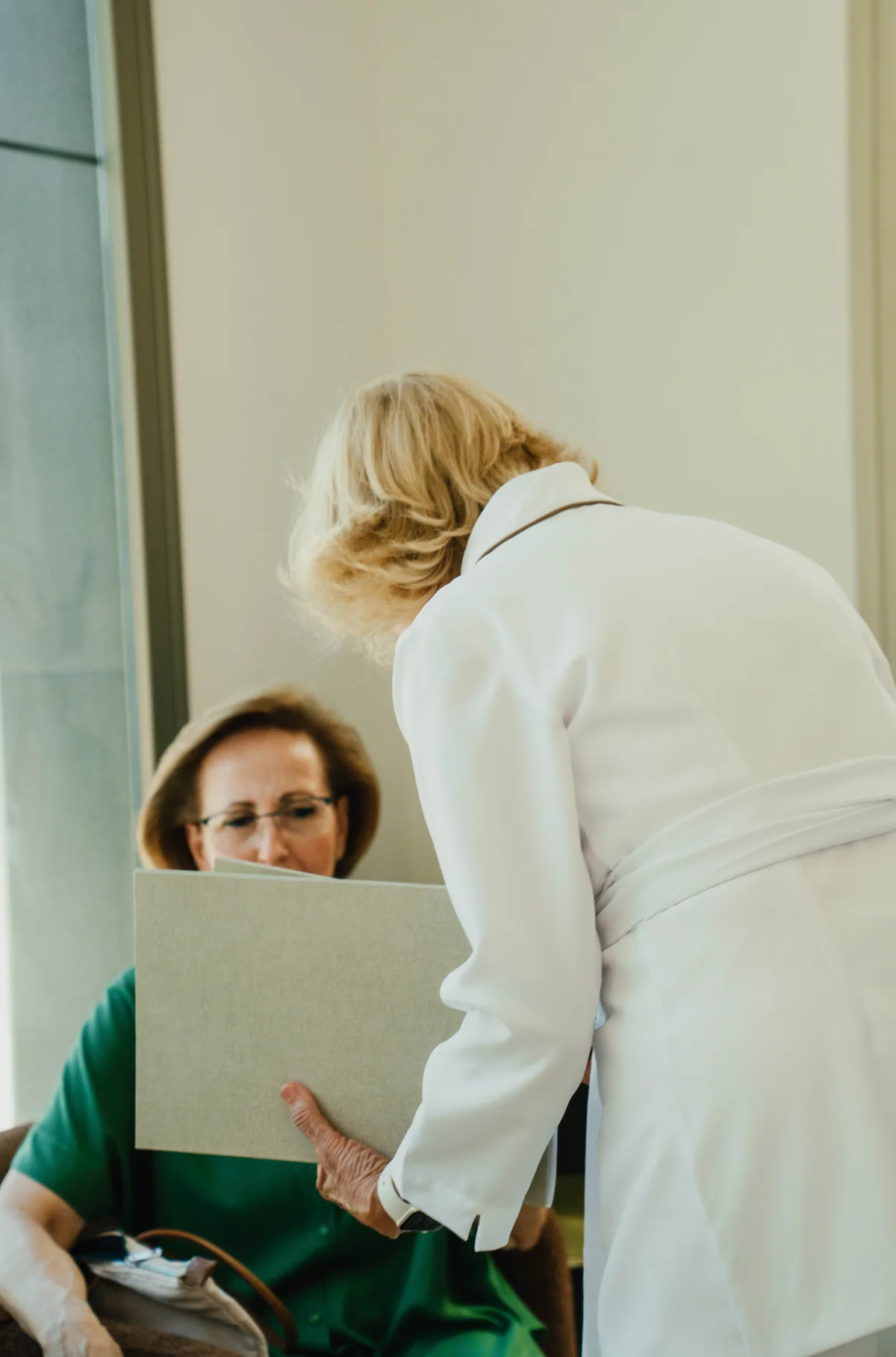 Profesional acompañando a una paciente en The Noor Clinic